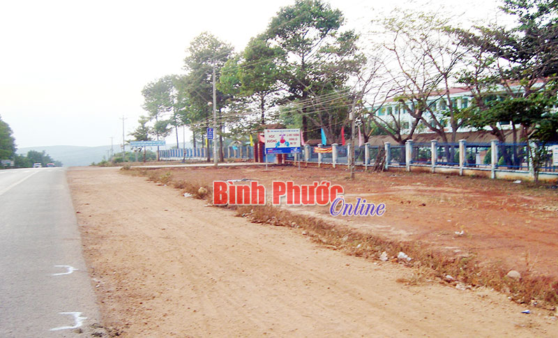 Mong sớm xây mương thoát nước trước Trường THCS Nguyễn Trường Tộ Mong sớm xây mương thoát nước trước Trường THCS Nguyễn Trường Tộ