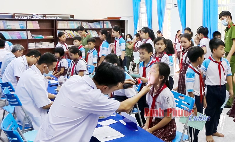 Bệnh xá công an tỉnh khám sức khỏe miễn phí cho học sinh Bệnh xá công an tỉnh khám sức khỏe miễn phí cho học sinh