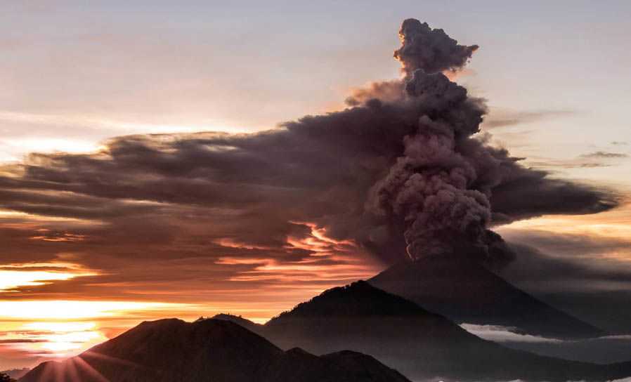 Nín thở xem núi lửa Indonesia phun trào, nhả khói độc cao 4 km Nín thở xem núi lửa Indonesia phun trào, nhả khói độc cao 4 km