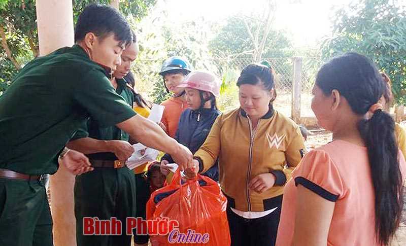 Đồn biên phòng Bù Gia Mập tặng quà tết người nghèo Đồn biên phòng Bù Gia Mập tặng quà tết người nghèo