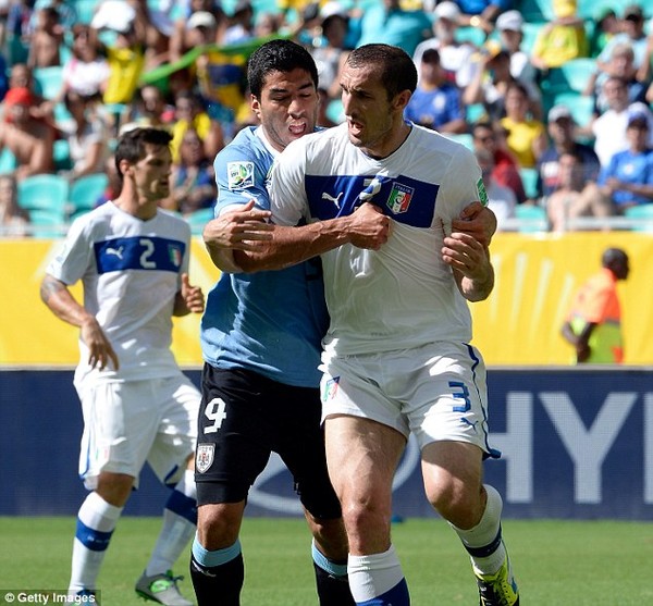 Sốc: Luis Suarez nung nấu ý định cắn Chiellini từ năm ngoái