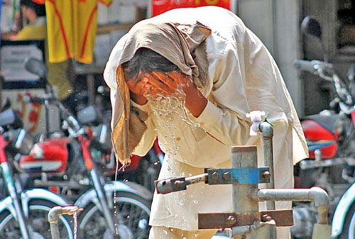 Nắng nóng thiêu đốt, 570 người Pakistan chết