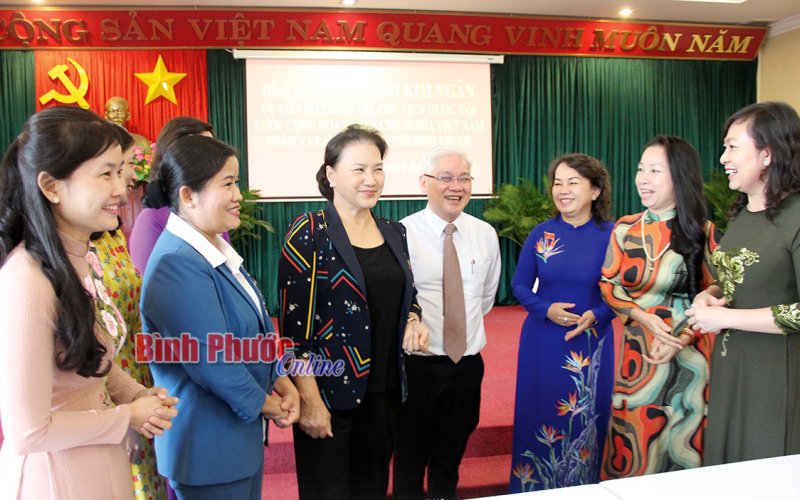 Nâng tầm vị thế cán bộ nữ Nâng tầm vị thế cán bộ nữ