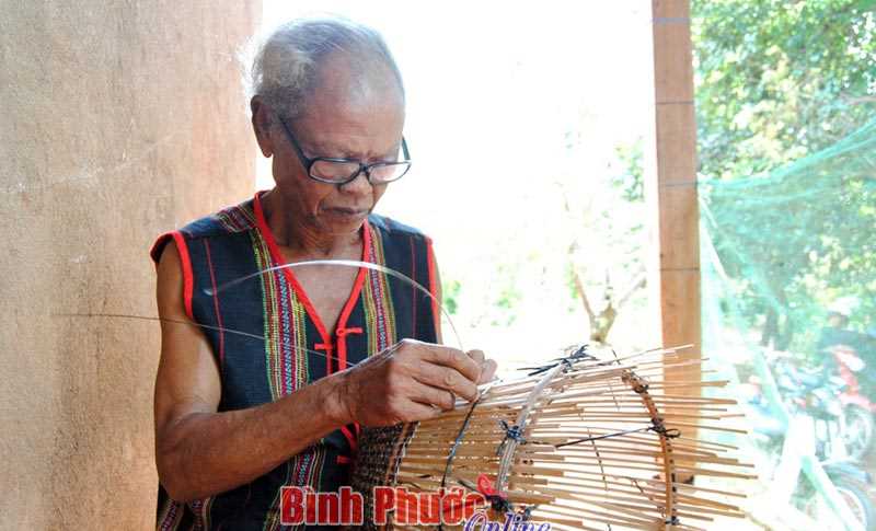 Nặng tình với nghề truyền thống Nặng tình với nghề truyền thống