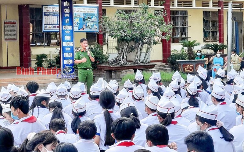 Nêu gương sáng vì dân phục vụ