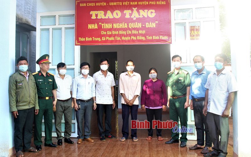 Nêu gương từ những việc làm bình dị Nêu gương từ những việc làm bình dị