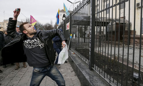 Hàng trăm người Ukraine tấn công sứ quán Nga Hàng trăm người Ukraine tấn công sứ quán Nga