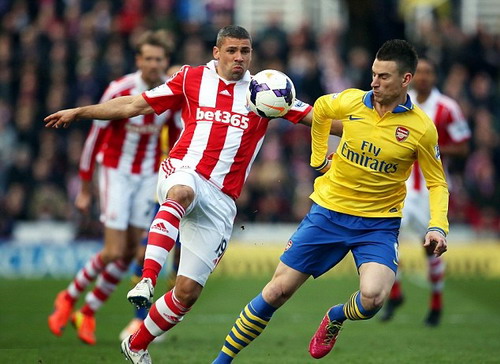 Arsenal ngã đau tại Britannia, Wenger kêu oan