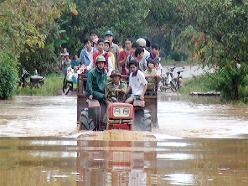 Mưa lớn, 140 hộ dân xã Đoàn Kết và thị trấn Đức Phong bị ngập nhiều giờ Mưa lớn, 140 hộ dân xã Đoàn Kết và thị trấn Đức Phong bị ngập nhiều giờ