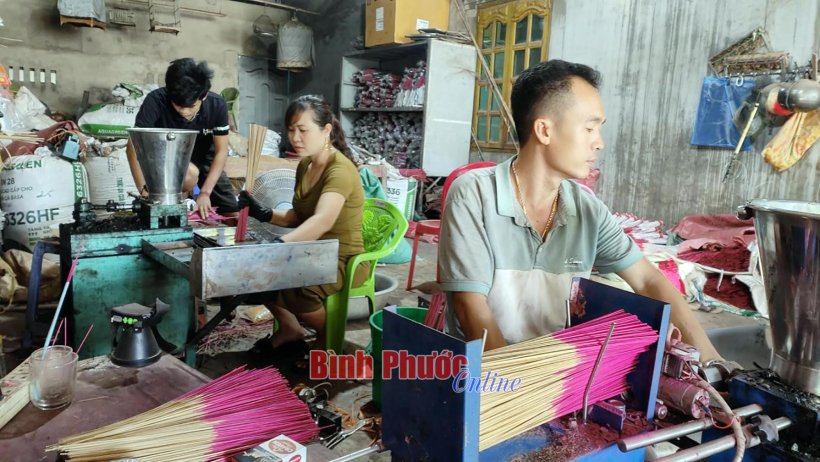 Nghề làm nhang vào vụ tết Nghề làm nhang vào vụ tết
