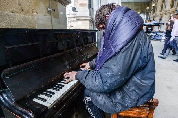 Nghệ sĩ lang thang gặp cây đàn piano Nghệ sĩ lang thang gặp cây đàn piano