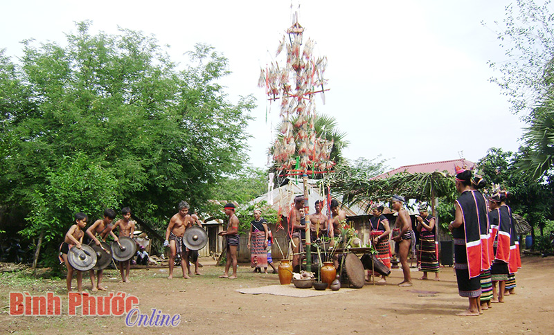 Nghệ thuật trang trí và nghi lễ bên cây nêu của người S’tiêng