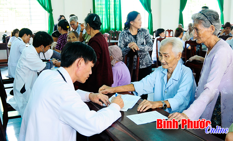 Nghĩa tình thầy thuốc trẻ với đồng bào nghèo Nghĩa tình thầy thuốc trẻ với đồng bào nghèo