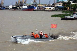 Cứu sống hai ngư dân trôi dạt trên biển do chìm tàu Cứu sống hai ngư dân trôi dạt trên biển do chìm tàu