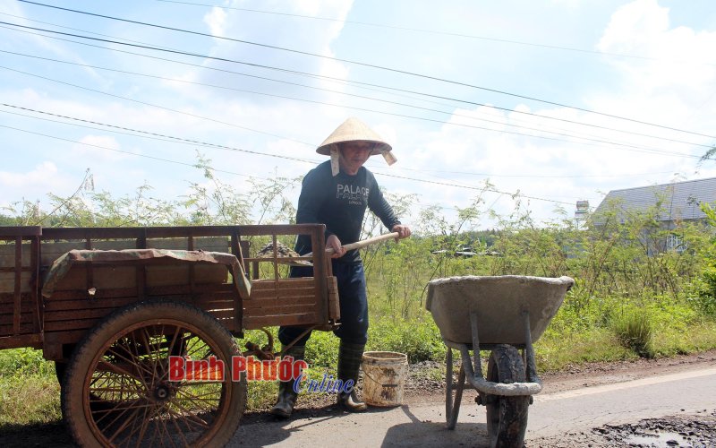 Người bệnh binh đổ đá, vá đường