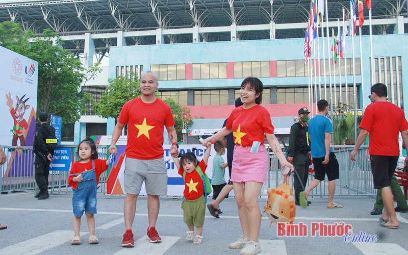 Người dân đất mỏ tiếp “lửa” cho tuyển nữ Việt Nam