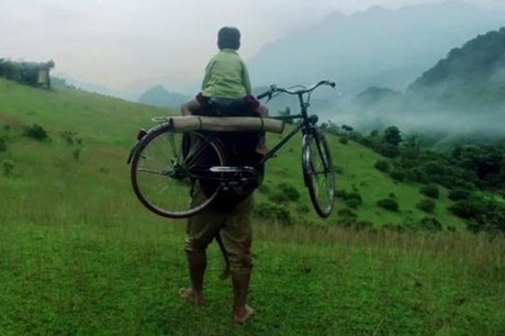 Người đứng sau để con vươn xa