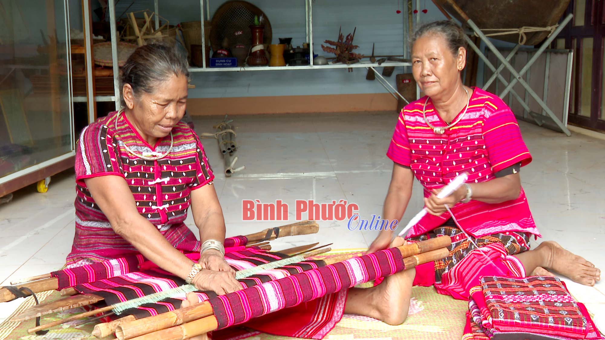 Người giữ hồn thổ cẩm