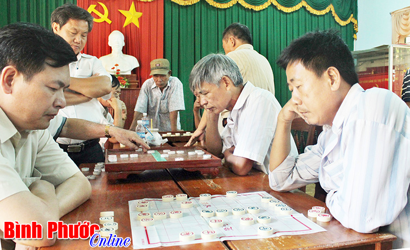 Người cao tuổi Phước Long thi dưỡng sinh - cờ tướng