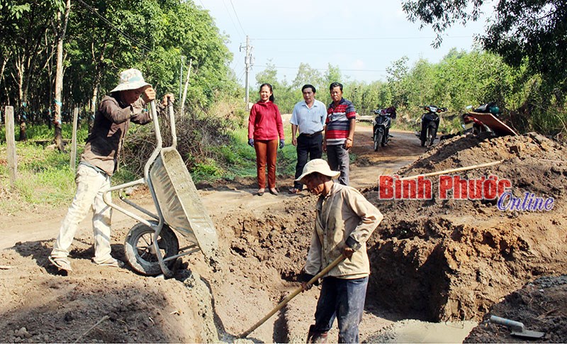 Người dân Tân Đông noi gương ông Kính hiến đất làm đường Người dân Tân Đông noi gương ông Kính hiến đất làm đường