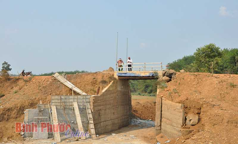 Người dân Bom Bo đóng góp 325 triệu đồng làm cầu dân sinh Người dân Bom Bo đóng góp 325 triệu đồng làm cầu dân sinh