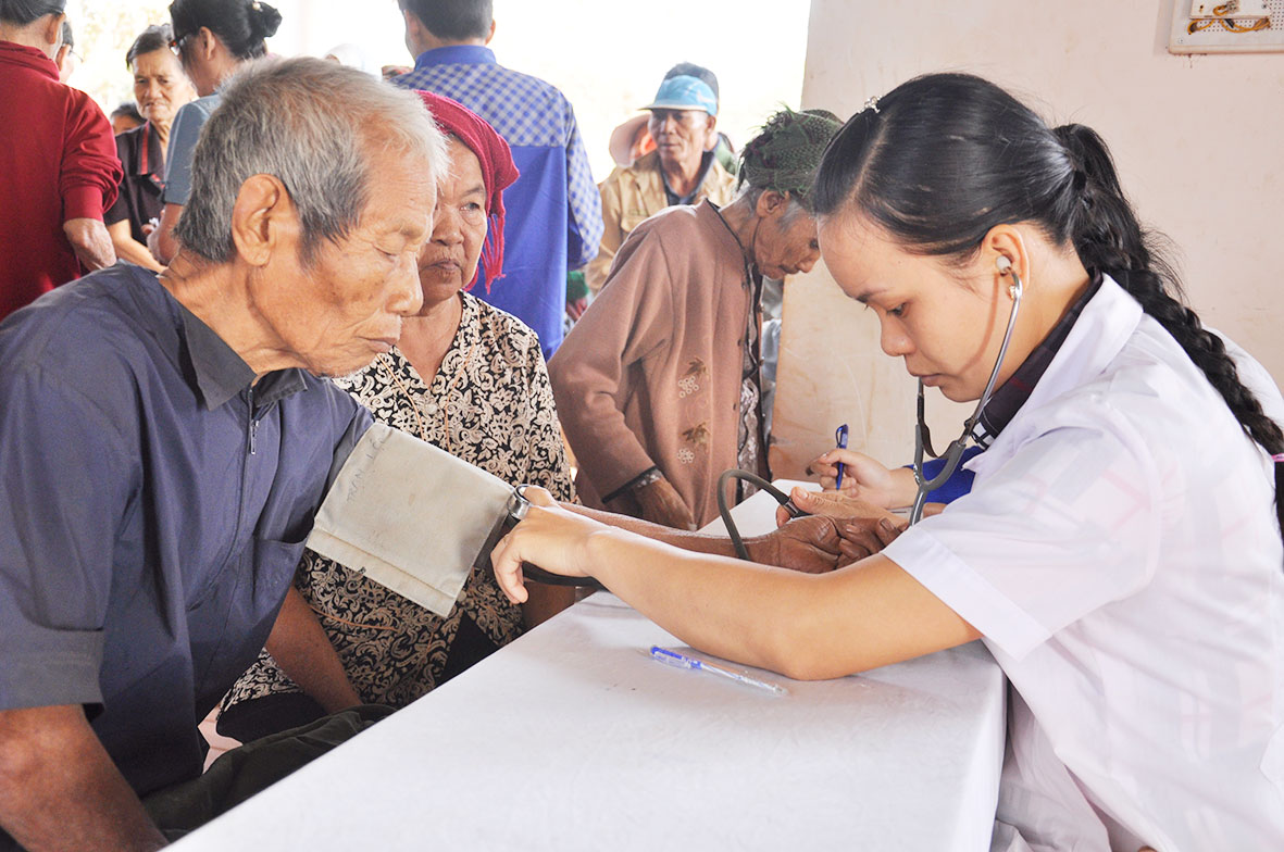 Ủng hộ người nghèo huyện Lộc Ninh đón tết Ủng hộ người nghèo huyện Lộc Ninh đón tết