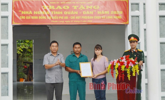 Trao tặng nhà tình nghĩa quân - dân cho hộ đồng bào dân tộc Trao tặng nhà tình nghĩa quân - dân cho hộ đồng bào dân tộc