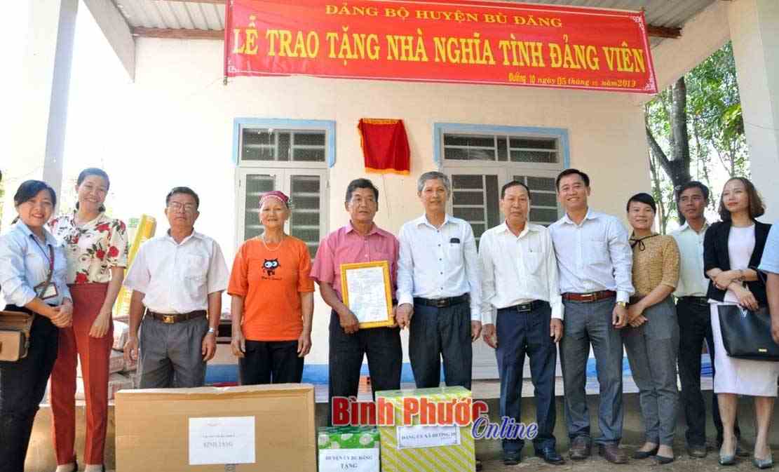 Bàn giao nhà nghĩa tình đảng viên ở xã Đường 10 Bàn giao nhà nghĩa tình đảng viên ở xã Đường 10