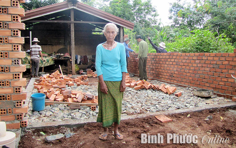 Thêm 5 nhà tình thương tặng hộ nghèo