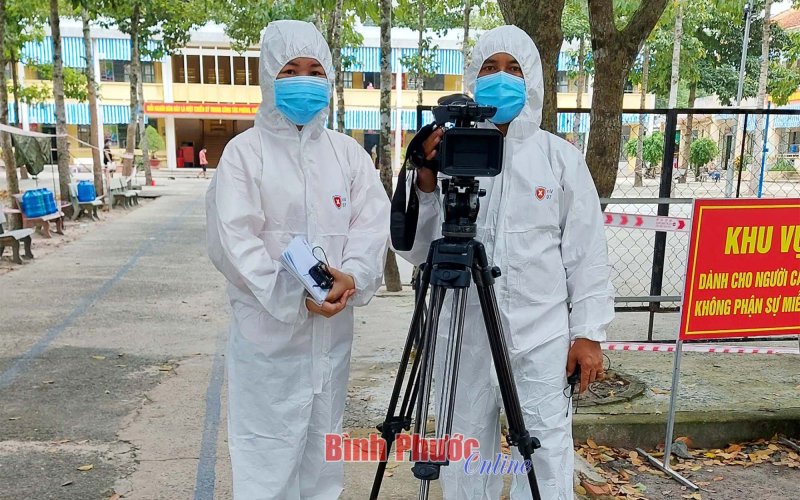 Nhà báo trên mặt trận chống dịch
