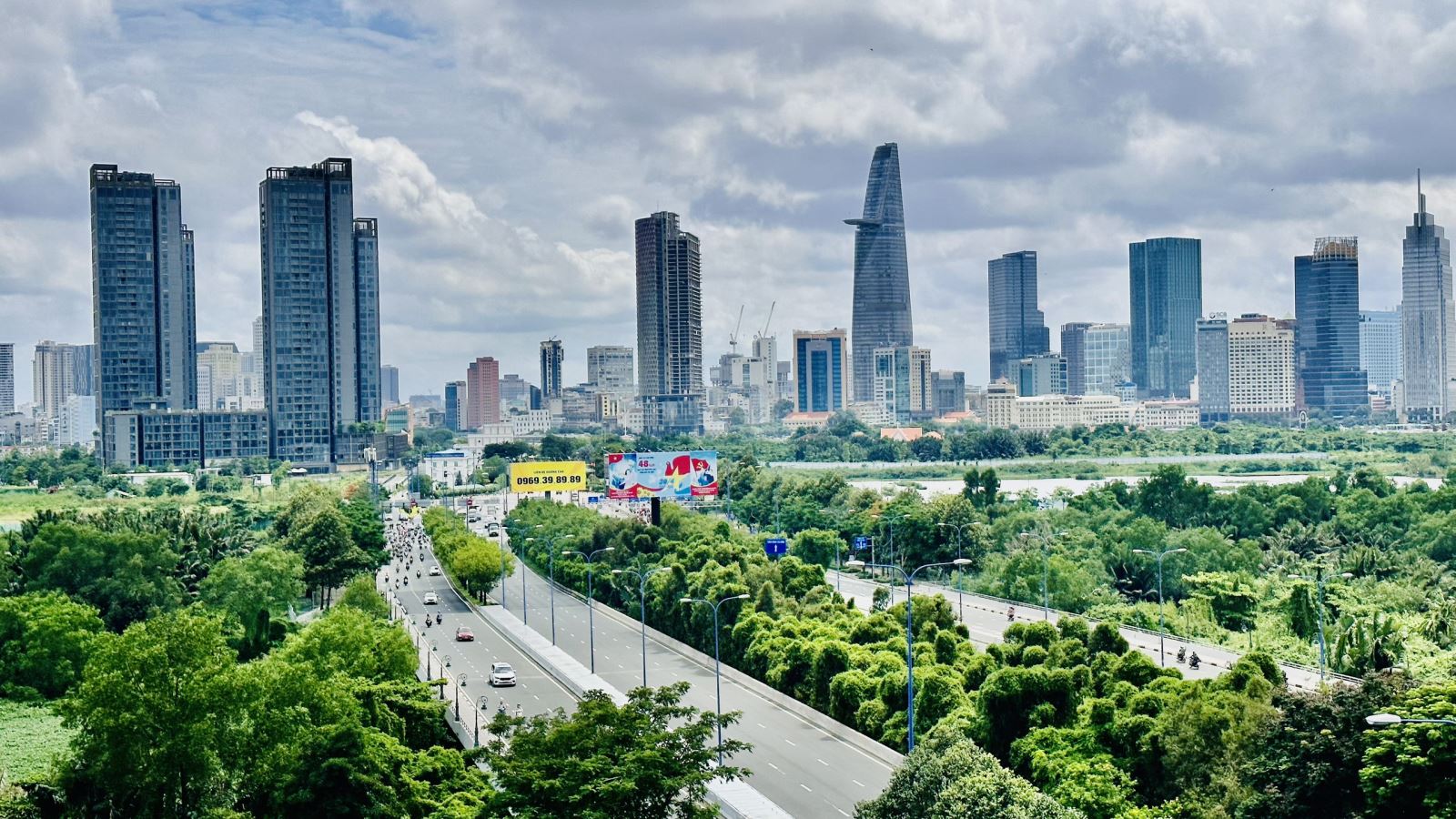 Nhân văn và hợp lòng dân Nhân văn và hợp lòng dân