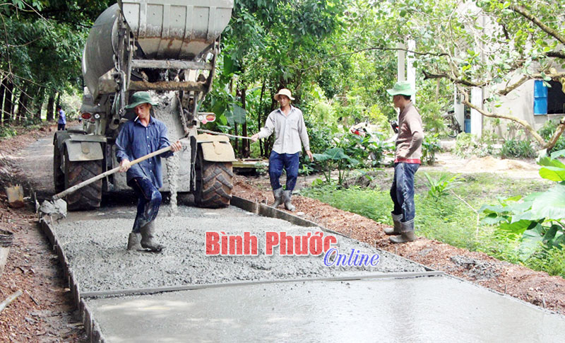 Nhân dân đóng góp 7 triệu đồng/hộ làm đường nông thôn mới
