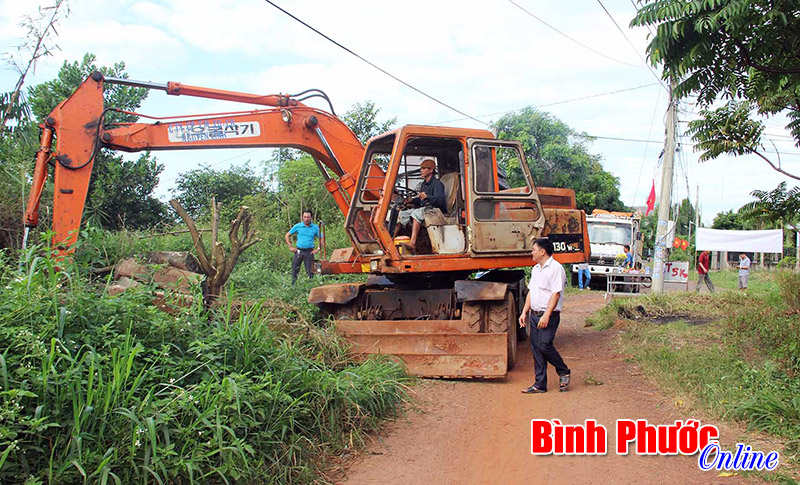 Nhân dân ấp 1B, xã Tiến Thành đóng góp hơn 1 tỷ làm đường