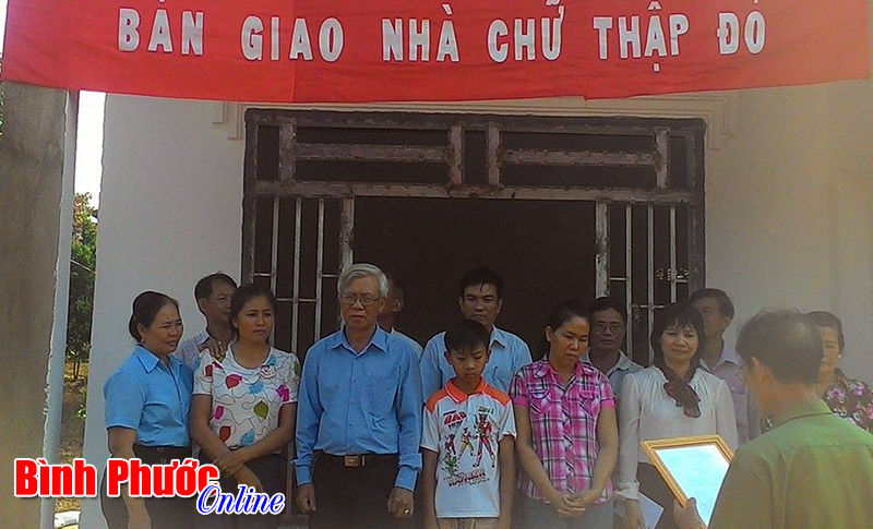 Tặng nhà tình thương cho gia đình khó khăn