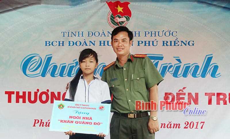 Nhiều phần quà ý nghĩa từ “Yêu thương tiếp sức đến trường” Nhiều phần quà ý nghĩa từ “Yêu thương tiếp sức đến trường”