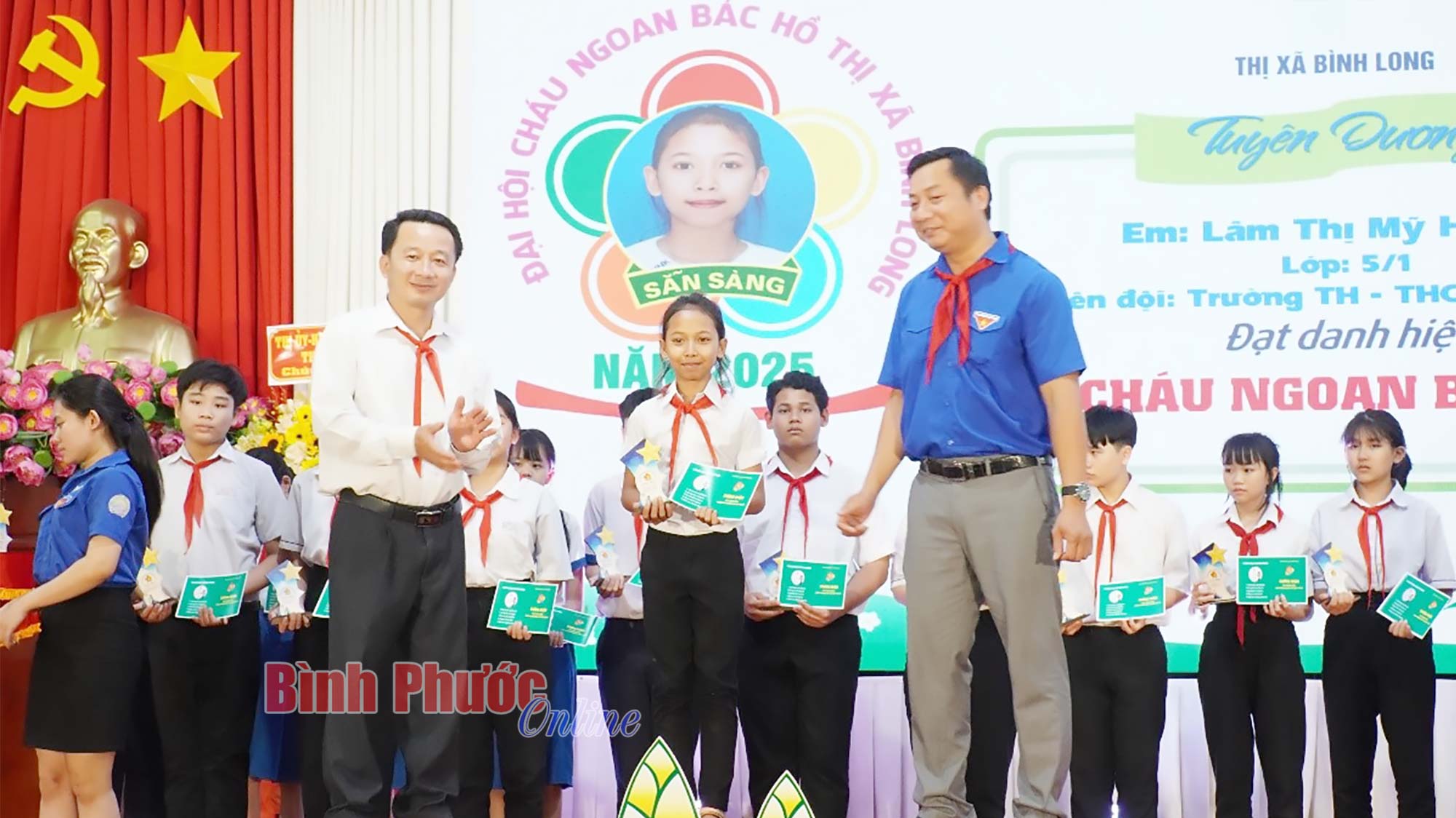 Những “bông hoa” trong vườn Bác Những “bông hoa” trong vườn Bác