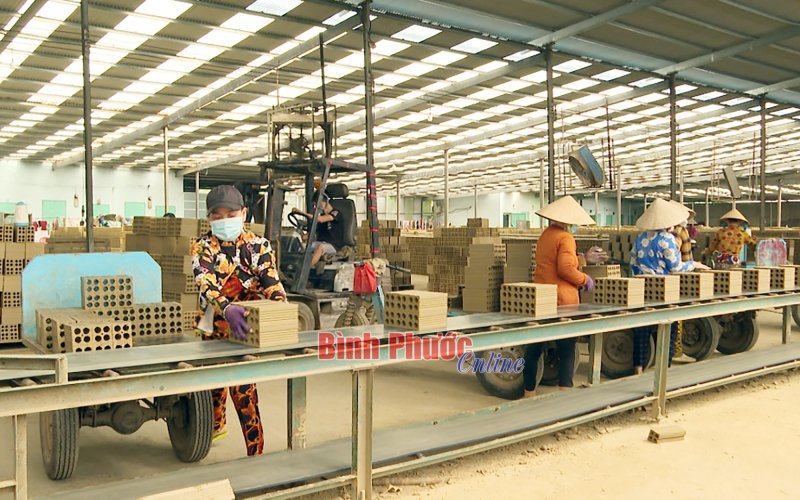 Những “bóng hồng” nặng gánh mưu sinh Những “bóng hồng” nặng gánh mưu sinh