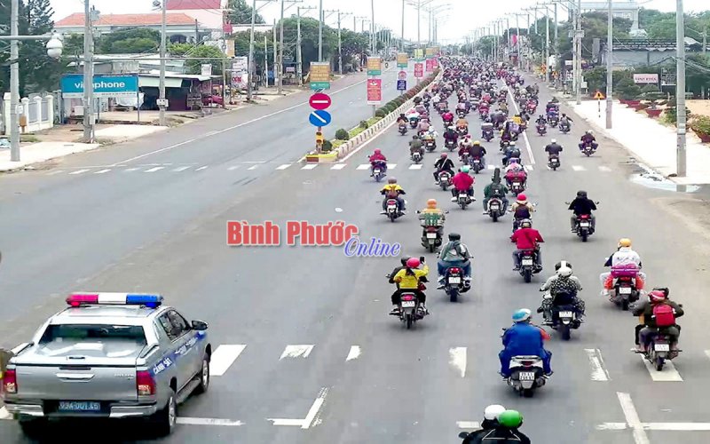 Những khoảnh khắc ấm lòng người Tây Nguyên trên cung đường qua tỉnh Bình Phước