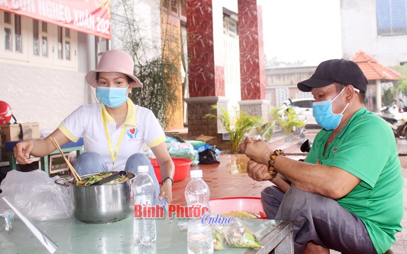 Những suất cơm nghĩa tình