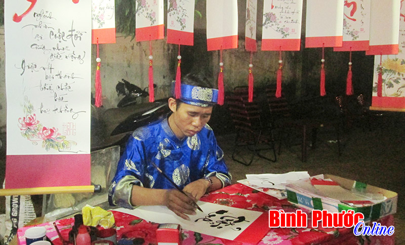 Những ông đồ trẻ cho chữ ở Đồng Xoài Những ông đồ trẻ cho chữ ở Đồng Xoài