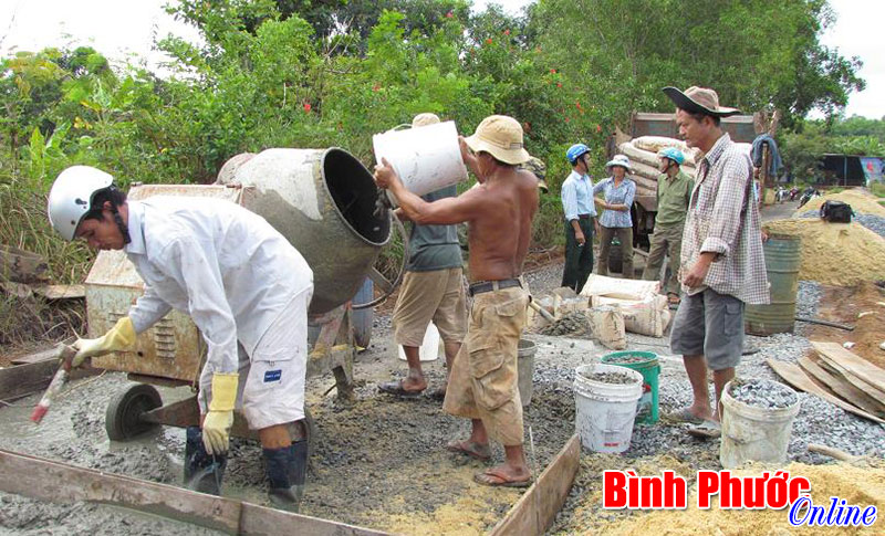 Nông dân Bình Long tích cực làm đường bê tông Nông dân Bình Long tích cực làm đường bê tông