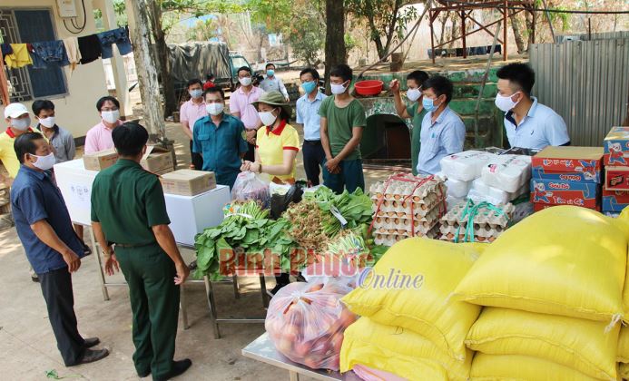 Nông dân Bình Phước trao tặng nhu yếu phẩm cho các khu cách ly tập trung Nông dân Bình Phước trao tặng nhu yếu phẩm cho các khu cách ly tập trung