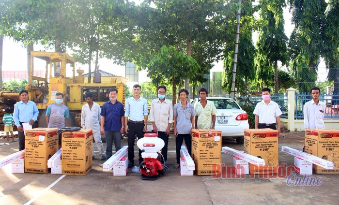 Phú Riềng trao bò giống, nông cụ sản xuất hộ khó khăn Phú Riềng trao bò giống, nông cụ sản xuất hộ khó khăn