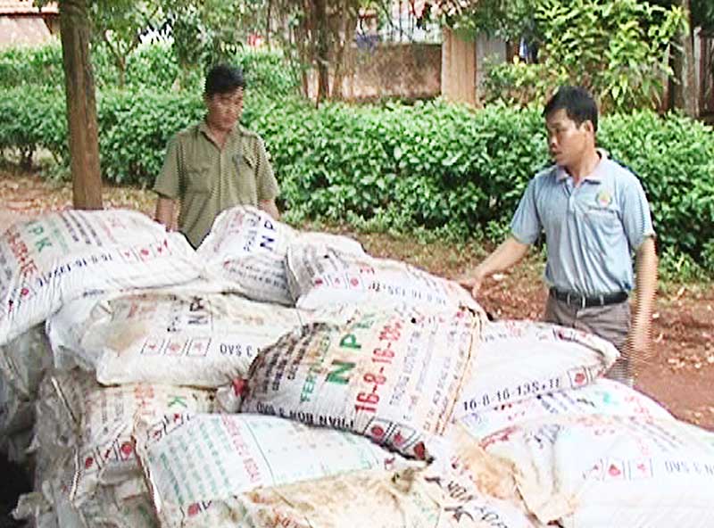 Nông dân bức xúc vì phân bón kém chất lượng Nông dân bức xúc vì phân bón kém chất lượng