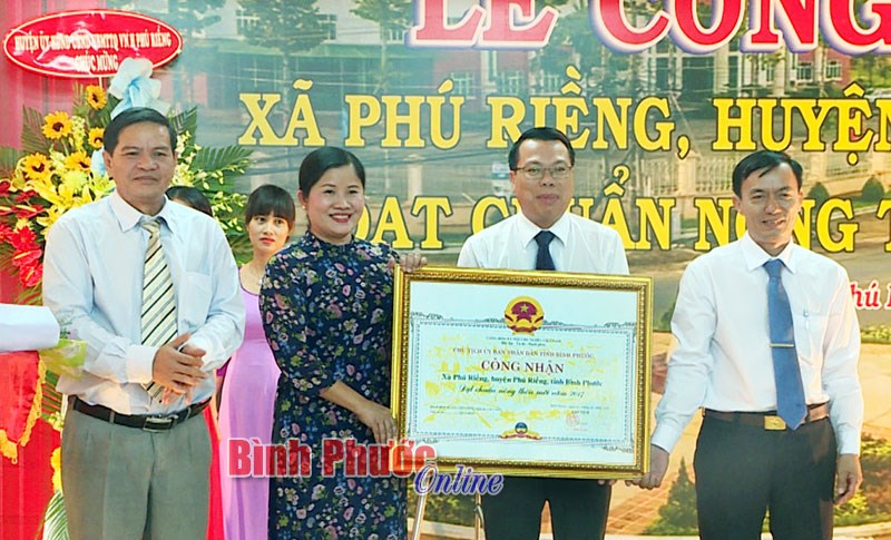 Xã Phú Riềng đón bằng công nhận đạt chuẩn nông thôn mới