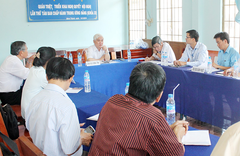 Tỉnh đoàn thí điểm tham gia làm đường nông thôn mới