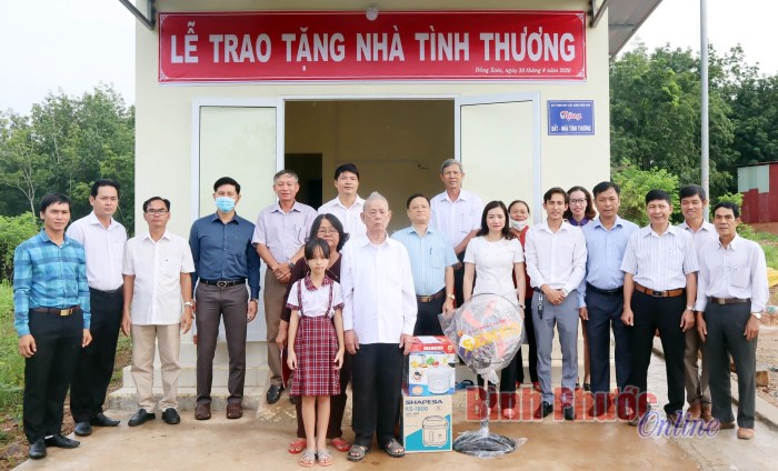 2 anh em mồ côi ở Đồng Xoài được nhận nhà tình thương 2 anh em mồ côi ở Đồng Xoài được nhận nhà tình thương