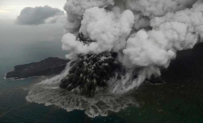 Sóng thần Indonesia: Núi lửa Anak Krakatau thấp đi sau đợt phun trào Sóng thần Indonesia: Núi lửa Anak Krakatau thấp đi sau đợt phun trào