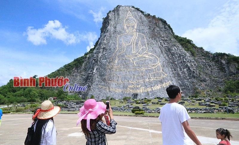Núi Phật vàng và lòng hiếu thảo của vua Rama thứ 10