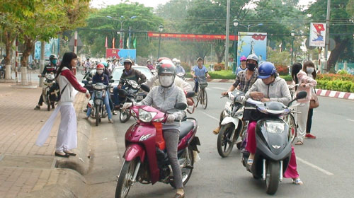 3 nữ sinh bị kẻ lạ dùng vật nhọn đâm vào người 3 nữ sinh bị kẻ lạ dùng vật nhọn đâm vào người